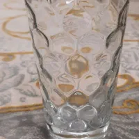 تعدادی ظرف لیوان و وسایل کادویی