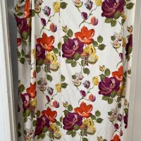 یک عدد پرده پارچه ای گلدار