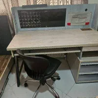 میز تحریر و کامپوتر
