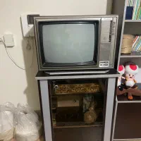 تلویزیون قدیمی چوبی با میز mdf