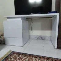 میز اداری و کامپیوتر
