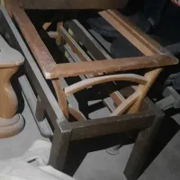 تعداد زیادی کمد و میز جلو مبلی و صندلی چوبی