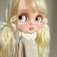 عروسک های ترند مفصلی همراه با شانه و لباس