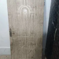 درب اتاق بدون فرم به سمت راست باز به داخل باز میشه