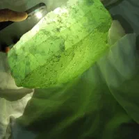 سنگی ارزشمند و زیبا