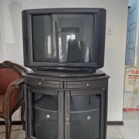 تلویزیون قدیمی به همراه میز زیر