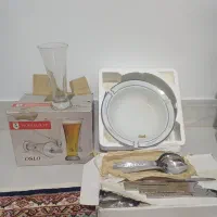 تعدادی ظروف و قاشق