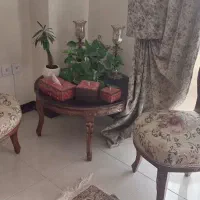 دو عدد صندلی و یک میز گرد منبت با شیشه