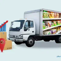 راننده با ماشین برای پخش مواد غذایی