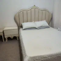 تخت خواب به همراه کنار تختی و پاف و تشک و کفی تخت