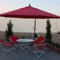 میز و صندلی. ویلایی حیاطی باغی