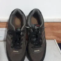 کفش کتونی آدیداس  سایز ۳۹   کسی بخاد تخفیف داره