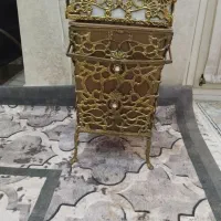 گلدان و میز و سطل زباله و جای دستمال کاغذی