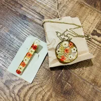 گردنبند و سنجاق گل طبیعی