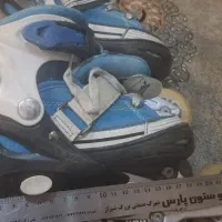 اسکیت با کلاه ایمنی و وسایل جانبی
