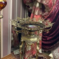 کنار سالنی برنز ایستاده