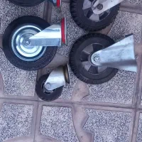 ۴ عدد چرخ گردان بزرگ یک عدد کوچک