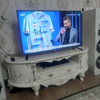 تلویزیون برند ال جی  با میز مربوطه