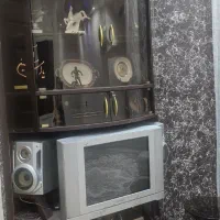 تلوزیون و میز تلوزیون  بوفه ای تمیز و‌نو