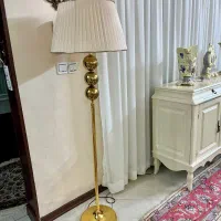 آباژور ایستاده