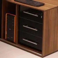 میز قهوه ای رنگ سه کشو