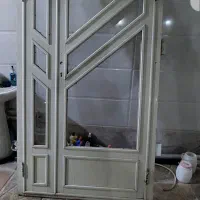 درب المینیوم خیلی تمیز درحد نو رنگ کرم