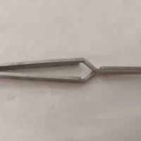 تعدادی لاک ژل.قیچی مانیکور.لوازم کاشت ناخن