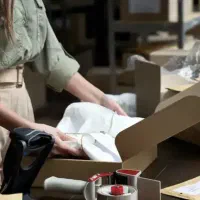 یک یا دو نفر همکار خانم برای بسته بندی
