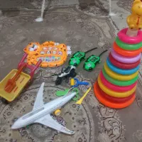 تعدادی اسباب بازی بچگانه