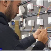 کارگر برقکار و کارآموز برق ساختمان