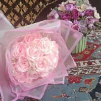 یه دسته گل عروس و یه باکس گل چند رنگ زیبا
