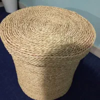 سبد حصیری در دار با تودوزی پارچه‌ای