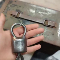 یک عدد قفل قدیمی و جعبه