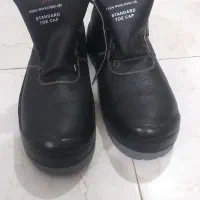 سه جفت پوتین ایمنی|کیف، کفش، کمربند|میانه, |دیوار