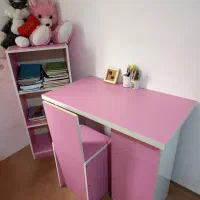 میز تحریر و صندلی و کتابخانه