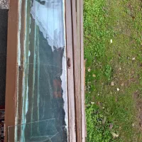 پنجره چوبی آنتیک با شیشه قدیمی