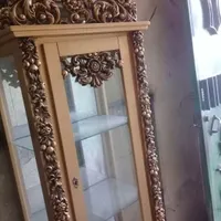بوفه و آباژور ایستاده