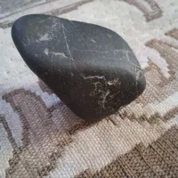 سنگ عجیب قریبی که آهن رباه بهش وصل میشه