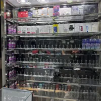 فروشنده ساده و ماهر موبایل فروشی