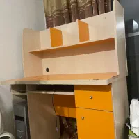 میز تحریر و کامپیوتر