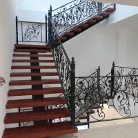 اجرای کف پله چوبی کاور پله نرده شیشه و شاسی پله