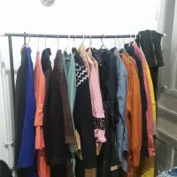 تعداد زیادی لباس همه سایز همه چی هست