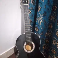 گیتار مشکی به قیمت ۲میلیون تخفیف داره