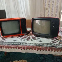 دو عدد تلویزیون|کلکسیون اشیاء عتیقه|سملقان, |دیوار