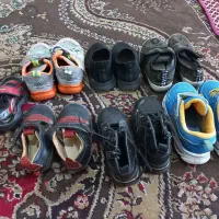 یه تعداد کفش و یه دست لباس زمستونی هودی و شلوار