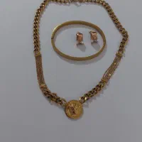 گردنبند ورساچ، دستبند کارتیر، گوشواره