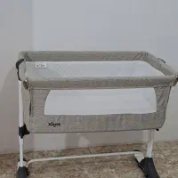 تخت کنار مادر زویی