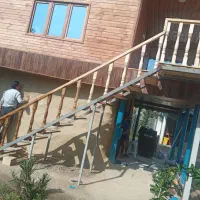 به یک کارگر نجار ماهر یا نیمه ماهر