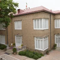 باریستا منظم و متعهد در محیط سنتی