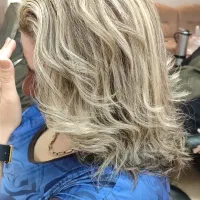 آموزش و انجام خدمات زیبایی در آرایشگاه وآموزشگاه